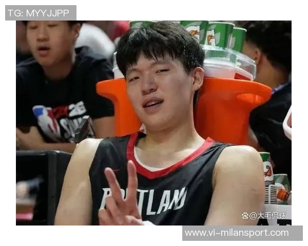 杨瀚森连续三场未能上场比赛仍在替补席上等待机会