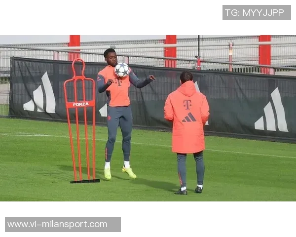 阿方索戴维斯与伊藤洋辉亮相拜仁今日训练场景