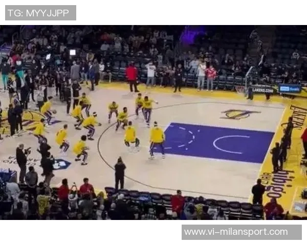 追梦精准传球布朗尼外线助攻库里高弧度三分球如虹命中